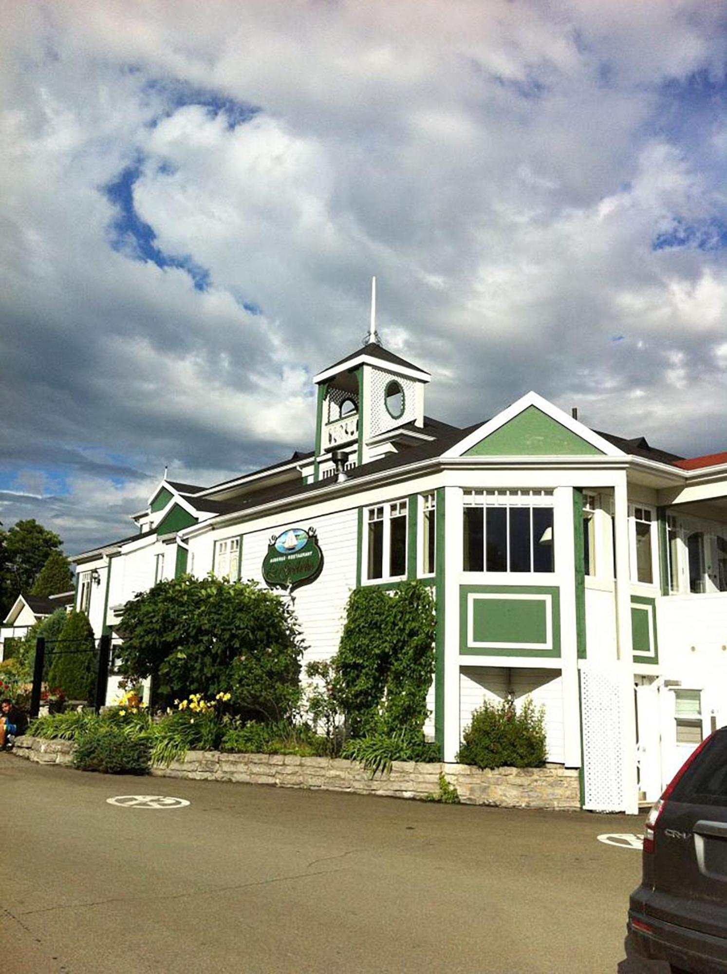 Goeliche Hotel Et Appartement Saint-Laurent-de-l'ile d'Orleans Kültér fotó