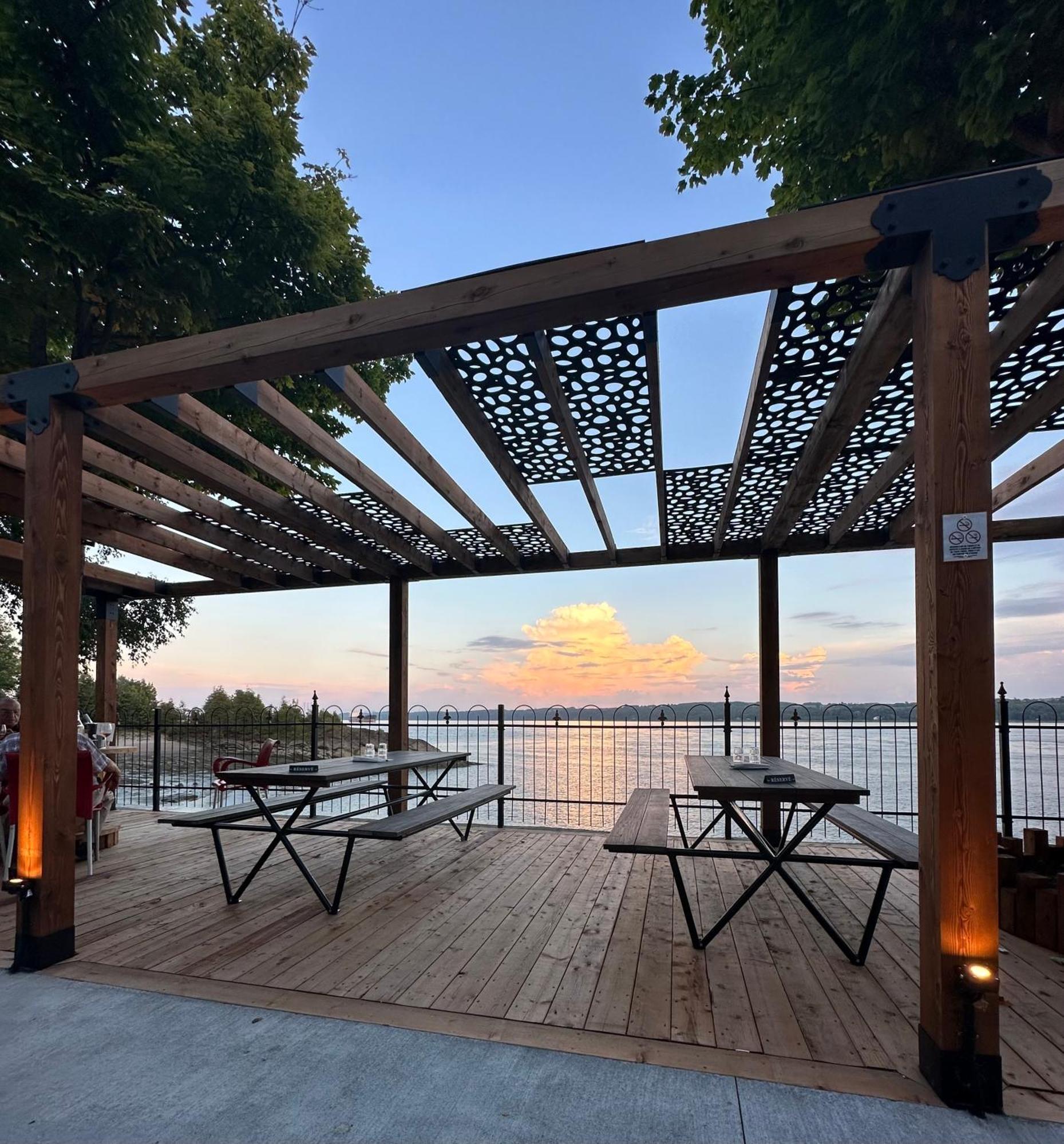 Goeliche Hotel Et Appartement Saint-Laurent-de-l'ile d'Orleans Kültér fotó