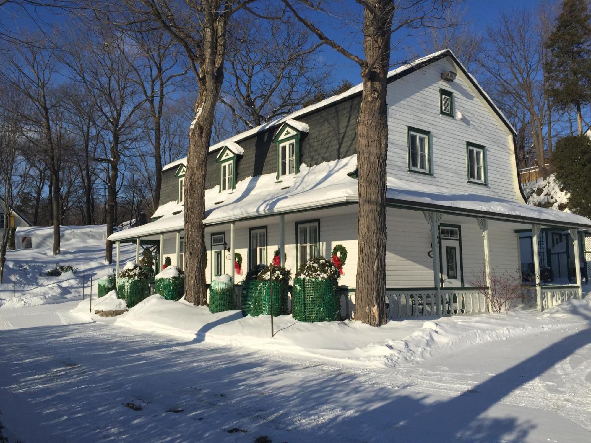 Goeliche Hotel Et Appartement Saint-Laurent-de-l'ile d'Orleans Szoba fotó